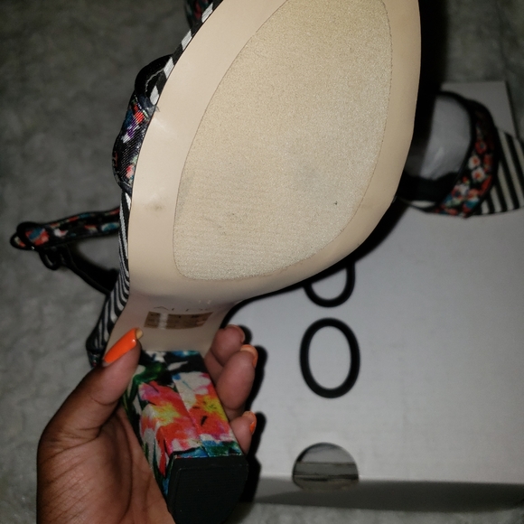 Flower print ankle strap heeled sandal - Picture 3 of 6